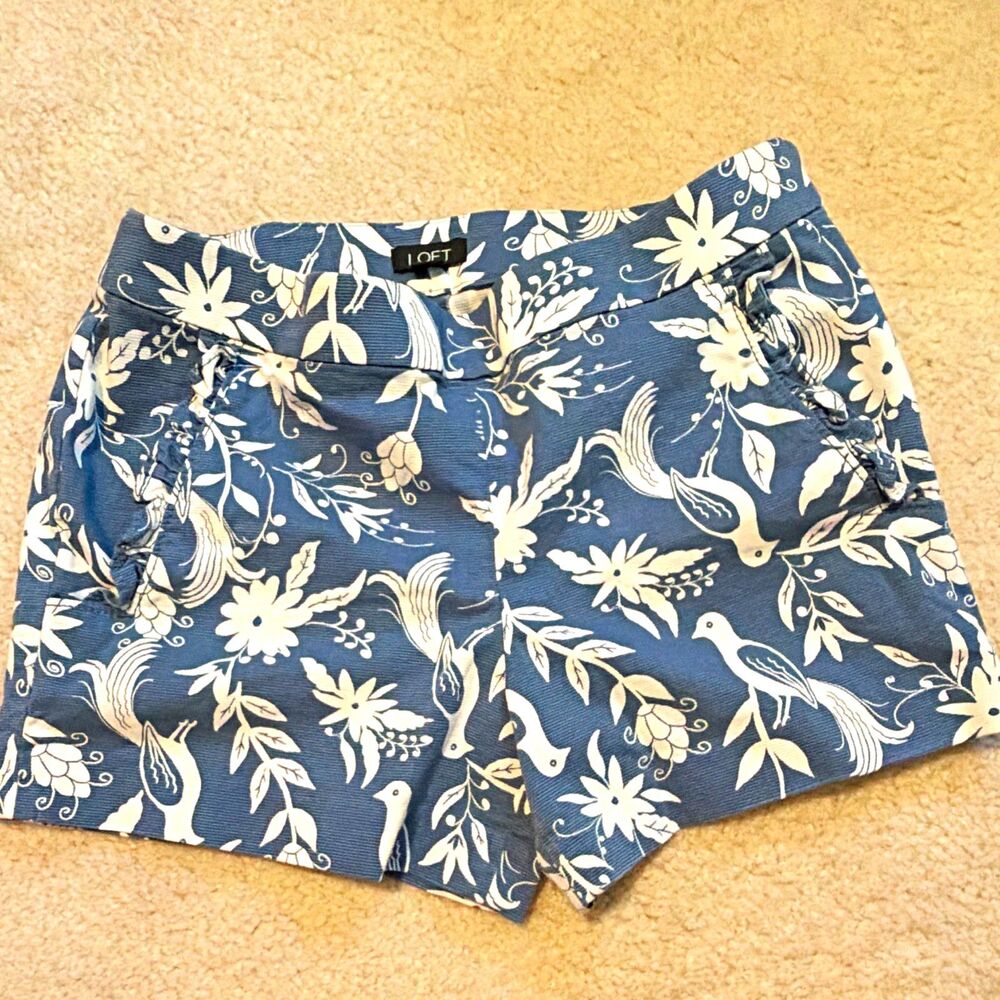 LOFT Women’s Blue/White Floral Chino Shorts Size 0 Mid Rise Pockets side Zip